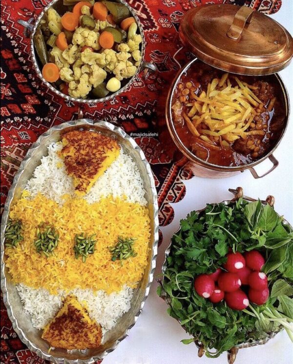 ادویه مخصوص خورشت قیمه شامل زردچوبه، دارچین، هل، لیموعمانی و زعفران برای طعم‌دهی به غذاهای ایرانی